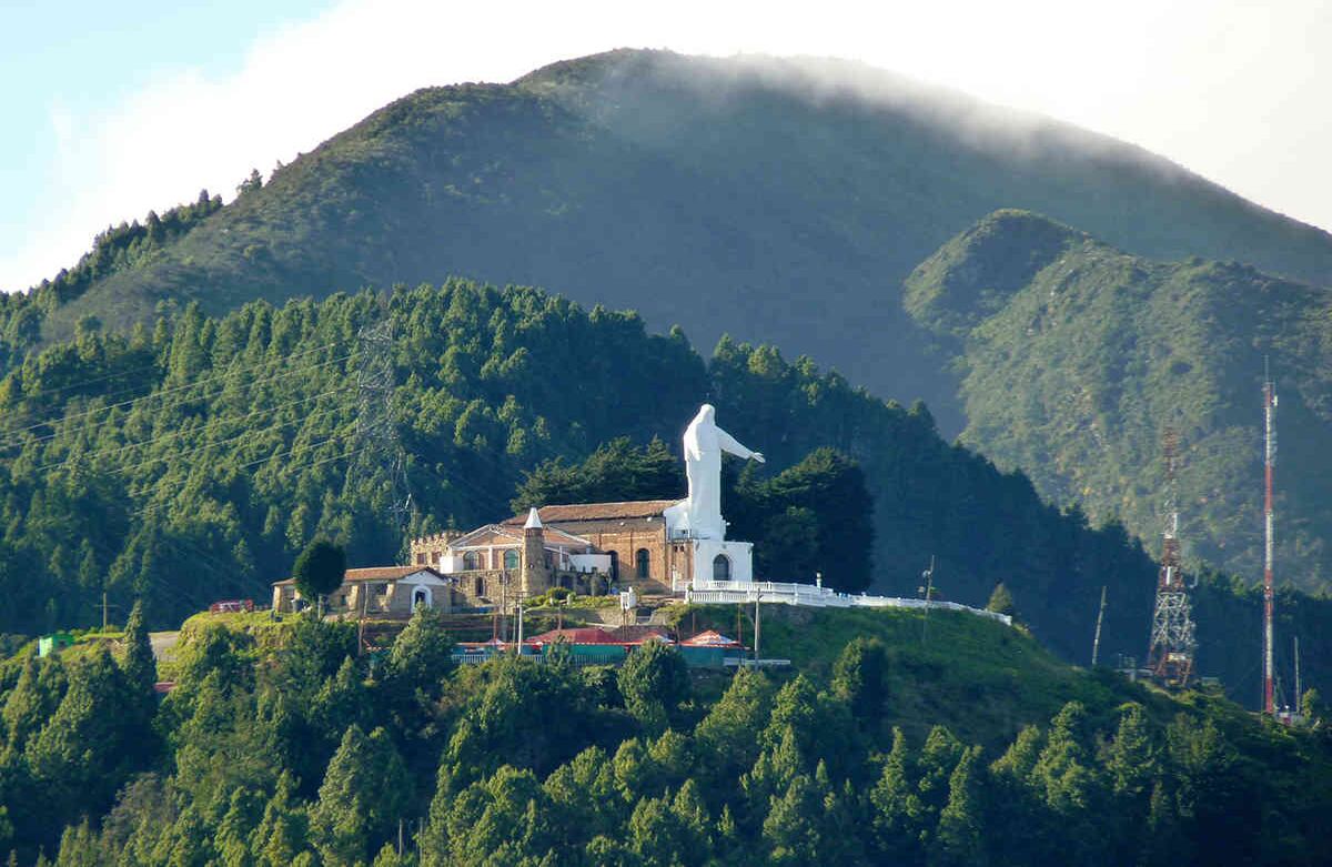 Santuario de nuestra señora de Guadalupe: Es un santuario más sencillo que el de Monserrate pero también muy cargado de historia. El camino que conduce hasta su cima, ubicada a los 3.317 metros sobre el nivel del mar, es destapado y se recomienda el ascenso en compañía de un guía. Arriba encontrará una zona de comidas, una capilla y una escultura de 15 metros de la Inmaculada Concepción. La primera edificación religiosa se emplazó allí en 1656 y fue destruida cuatro veces por temblores. Foto: panoramio.com