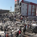 Residentes y rescatistas buscan entre los escombros de un edificio derrumbado tras el terremoto que sacudió Cali.