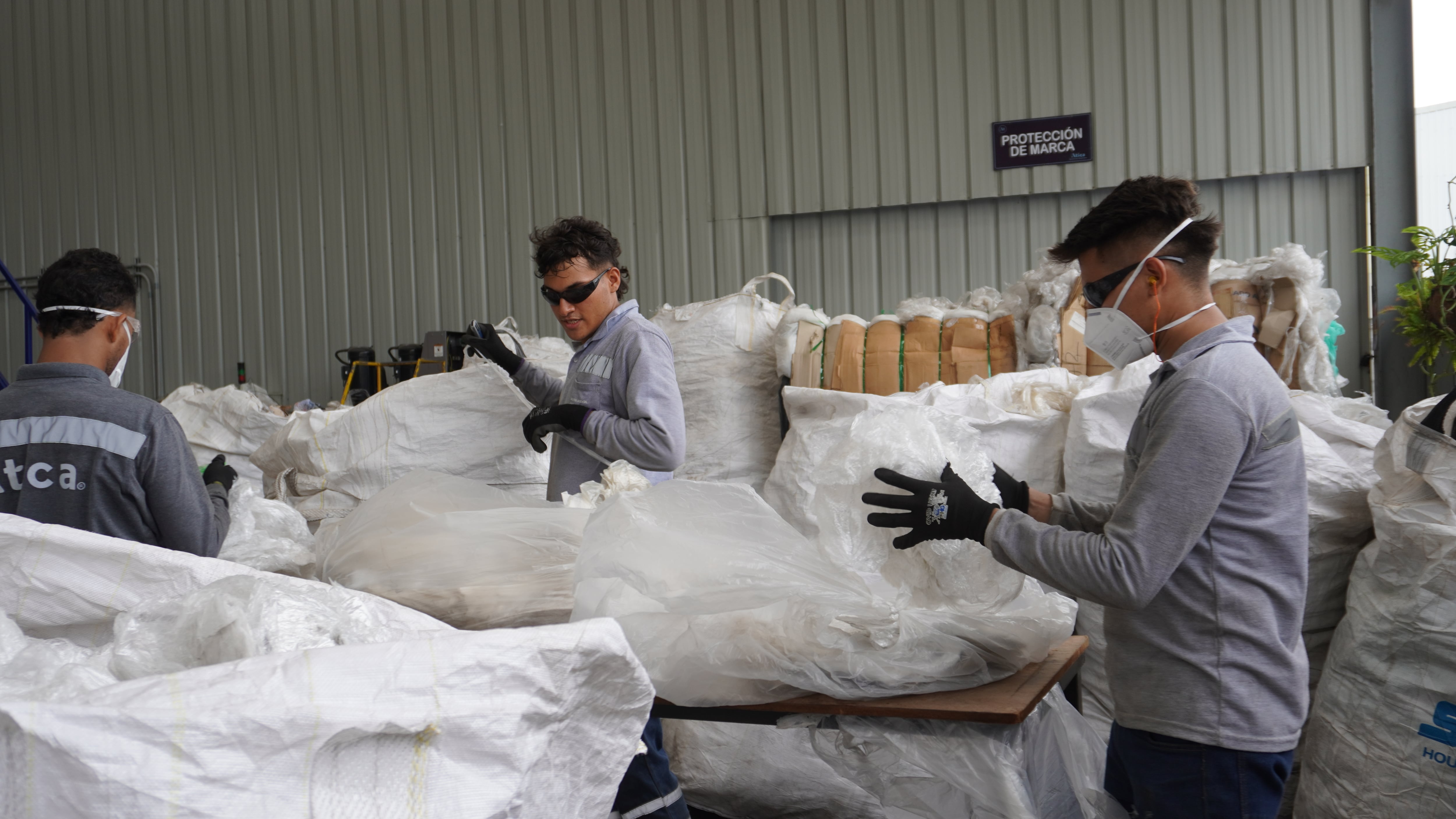 En Bogotá y Medellín actualmente hay cerca de 300 empresas dedicadas a la transformación de plásticos reciclados.