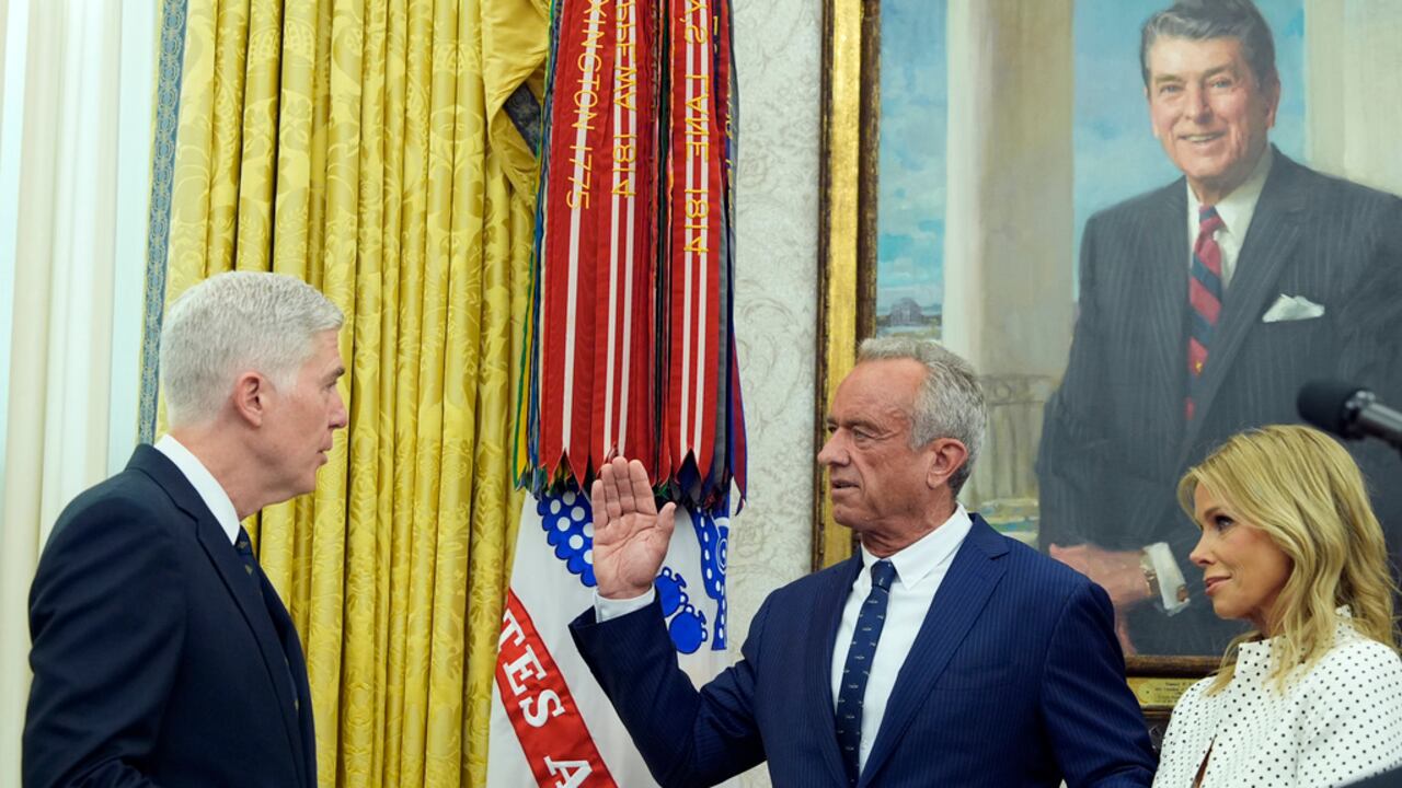 El juez adjunto de la Corte Suprema, Neil Gorsuch, toma juramento a Robert F. Kennedy Jr., como secretario de Salud y Servicios Humanos, mientras su esposa Cheryl Hines sostiene la Biblia en la Oficina Oval de la Casa Blanca, el jueves 13 de febrero de 2025, en Washington. (Foto/Alex Brandon)