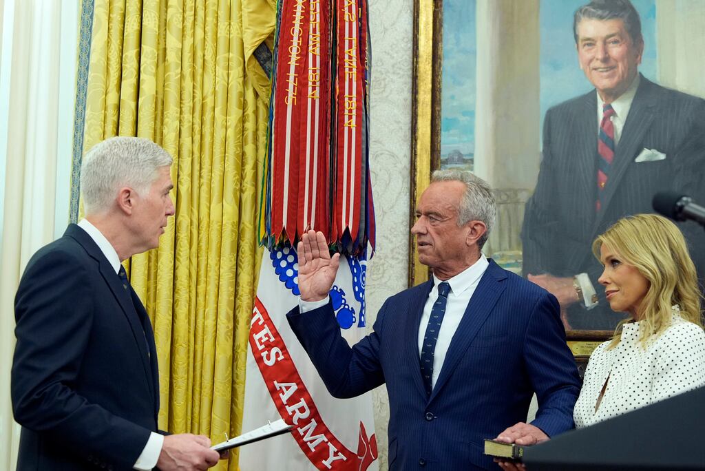 El juez adjunto de la Corte Suprema, Neil Gorsuch, toma juramento a Robert F. Kennedy Jr., como secretario de Salud y Servicios Humanos, mientras su esposa Cheryl Hines sostiene la Biblia en la Oficina Oval de la Casa Blanca, el jueves 13 de febrero de 2025, en Washington. (Foto/Alex Brandon)