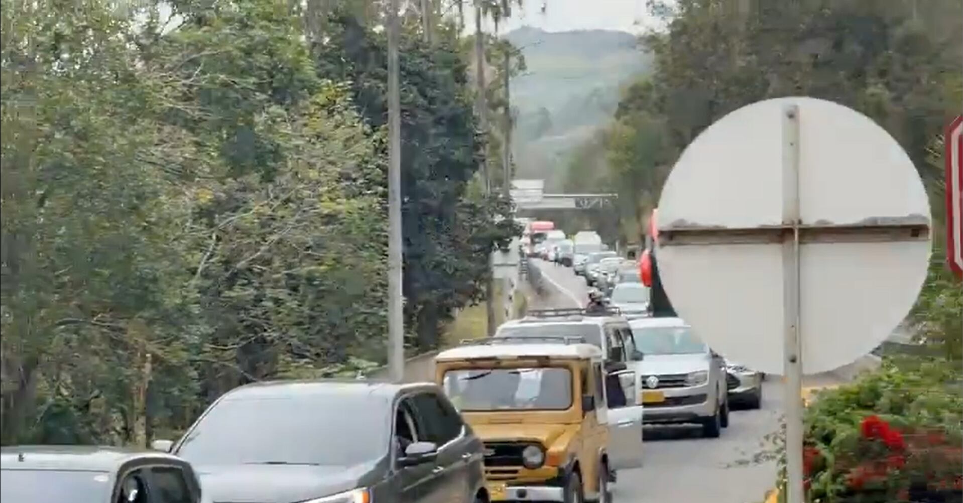 Cáqueza presenta tránsito intermitente por una situación ajena a la operación vial.