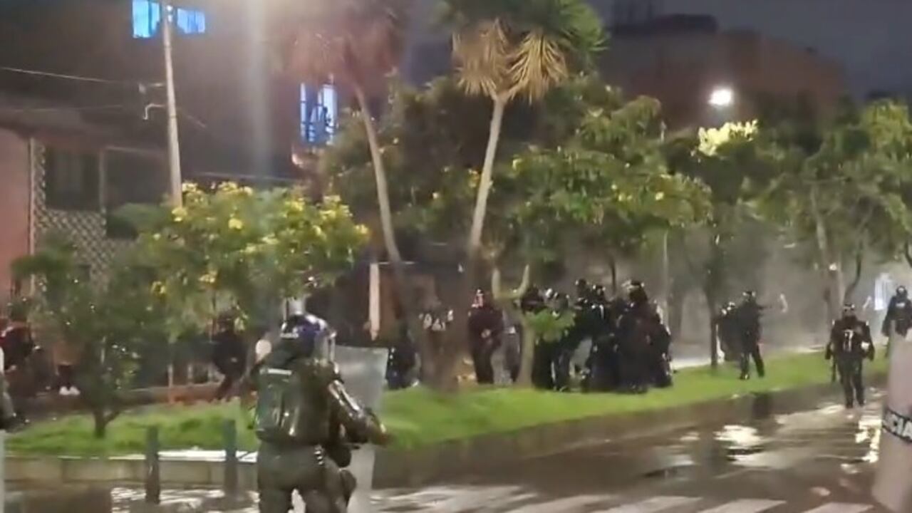 La protesta escaló cuando los manifestantes se enfrentaron a la fuerza pública.