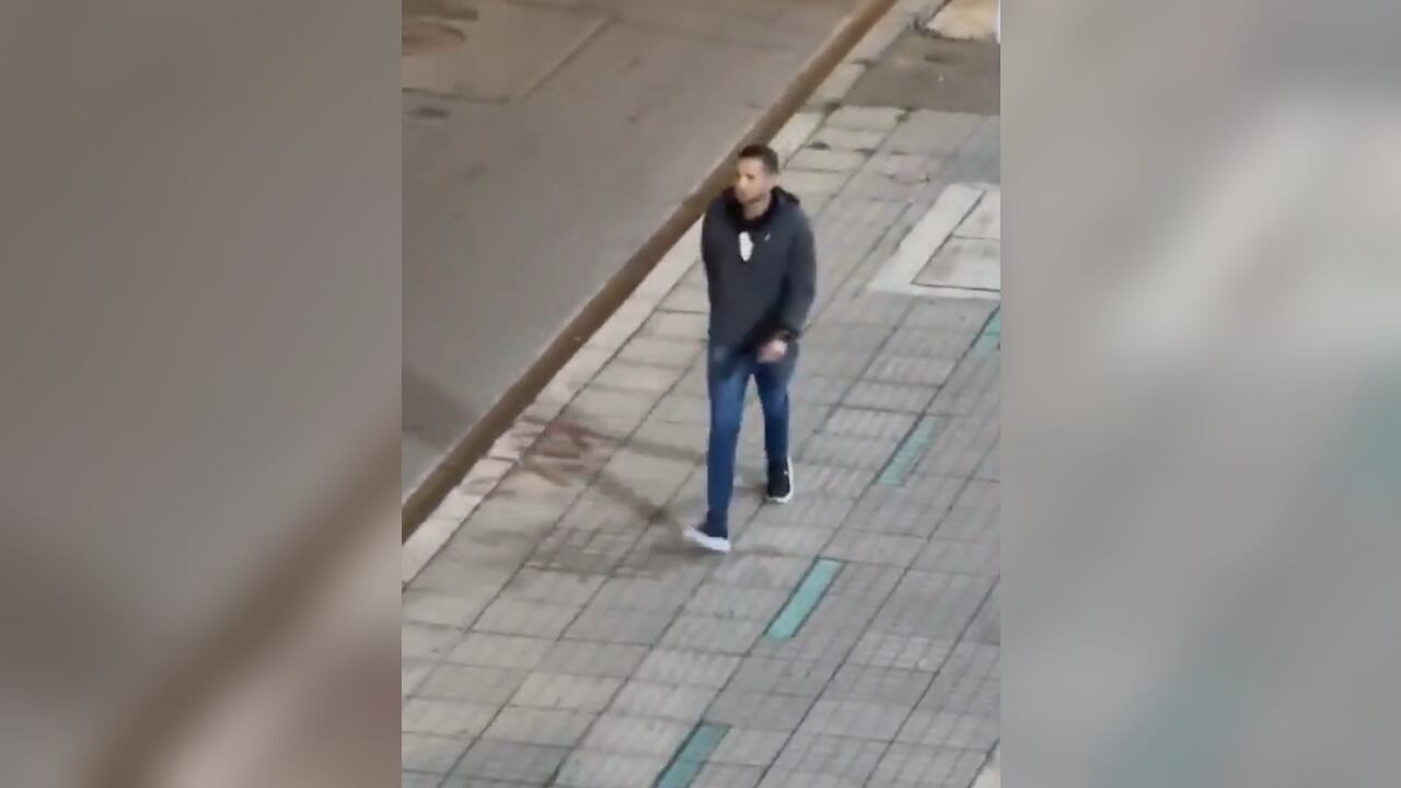 Varios usuarios denunciaron que el hombre aprovecha este espacio para robar.