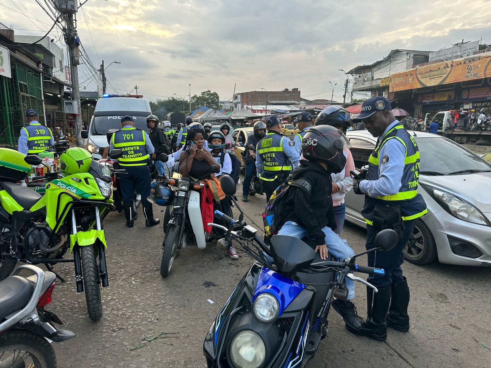 En el operativo fueron requeridas varias motocicletas y automóviles.