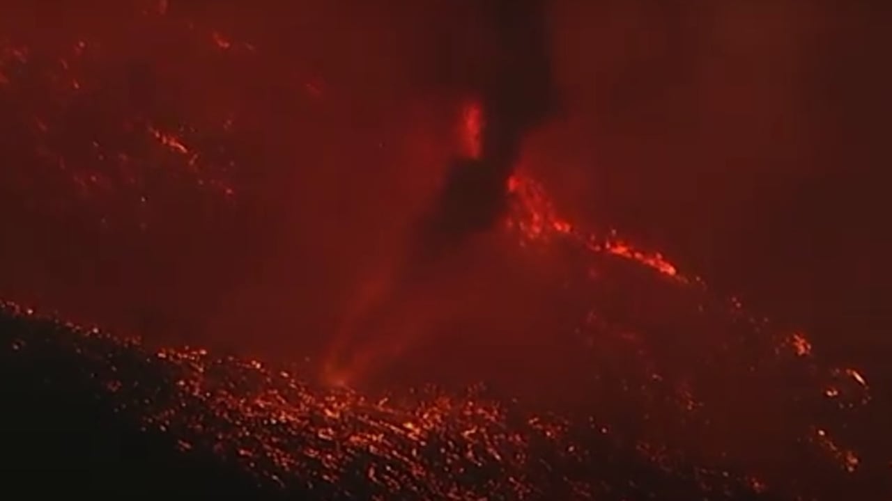 Los tornados de fuego pueden alcanzar velocidades de viento de entre 180 y 220 km/h, lo que los coloca en la categoría de tornados EF-2, capaces de causar graves daños en su trayectoria.