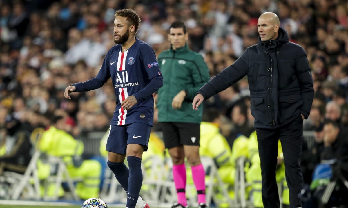 MADRID, SPAIN - NOVEMBER 26: (L-R) Neymar Jr of Paris Saint Germain, coach Zinedine Zidane of Real Madrid during the UEFA Champions League match between Real Madrid v Paris Saint Germain at the Santiago Bernabeu on November 26, 2019 in Madrid Spain (Photo by Getty Images/David S. Bustamante/Soccrates)