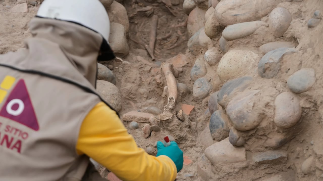 Los restos podrían pertenecer a un hombre que fue utilizado como ofrenda hace más de mil años.