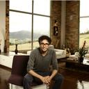 Andrés Cepeda en una de las casas modelo