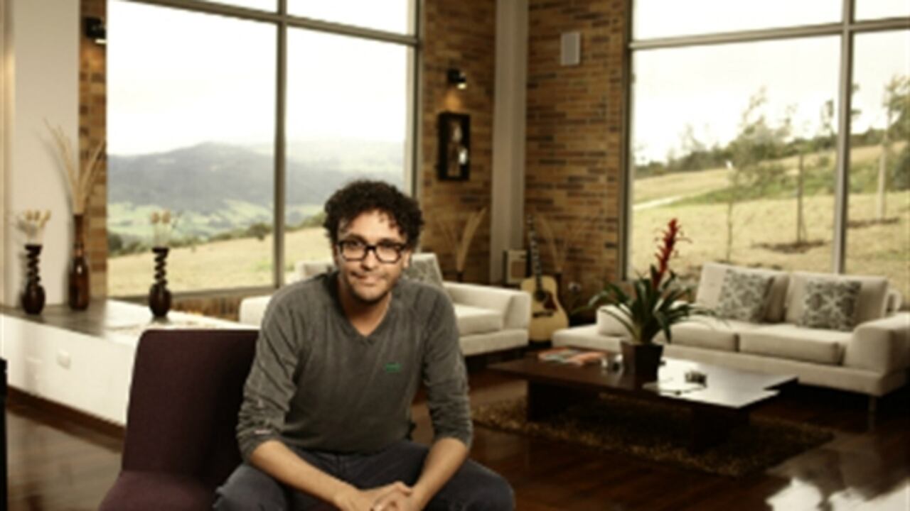 Andrés Cepeda en una de las casas modelo