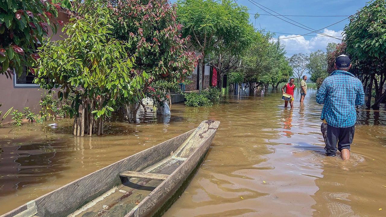 La única forma de transportarse de manera segura en Córdoba es con pequeñas canoas. 