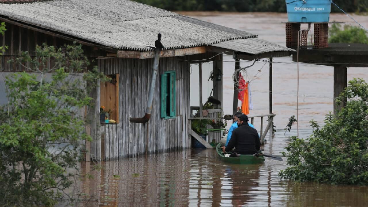 La gente busca víctimas tras el desastre de un fenómeno natural en Brasil.