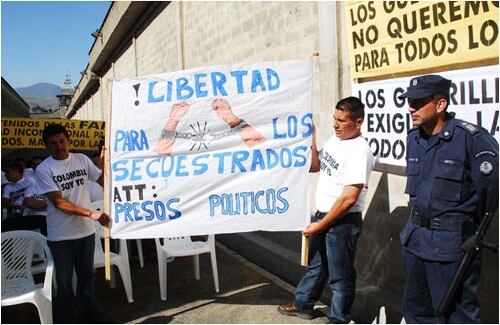 Los guerrilleros presos que renunciaron a su militancia en las Farc se sumaron a los miles de colombianos que se manifestaron, cansados de los horrores del secuestro. 