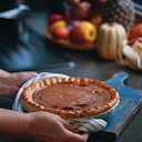 Sumérjase en la tradición del Día de Acción de Gracias con una irresistible torta de calabaza.