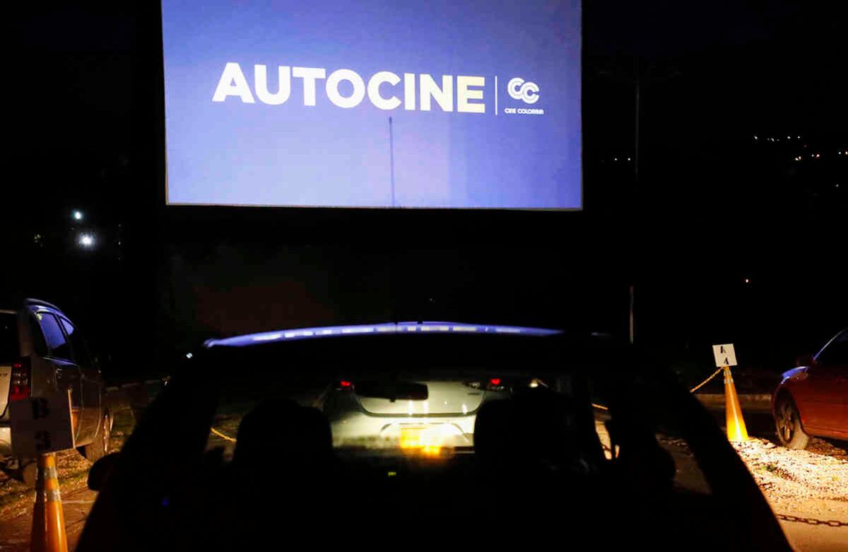 Una de las primeras funciones presentadas en los autocines de Chía y Cali fue el estreno de la película colombiana “El olvido que seremos”. Guillermo Torres / Semana