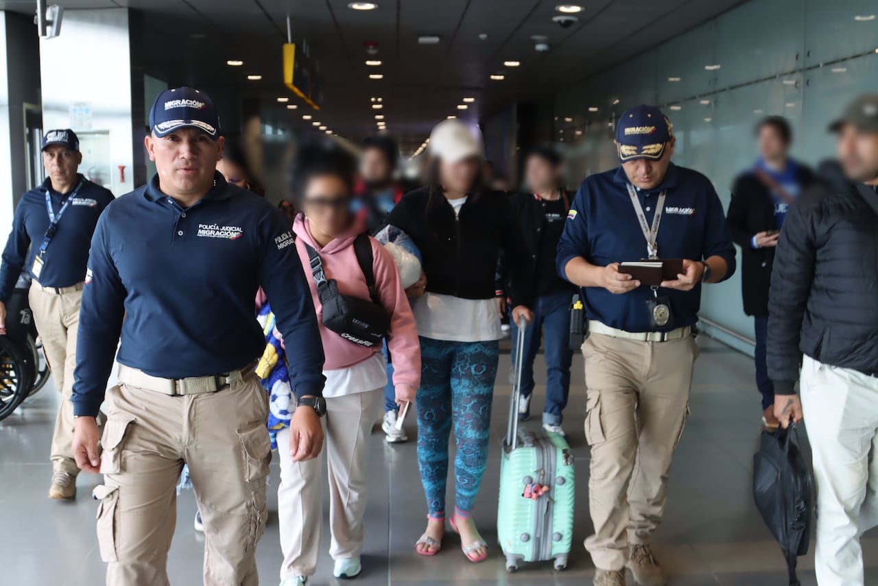 Colombianos cayeron en la trampa de mafias de ciberdelincuentes que los llevaron con falsas promesas de empleo a Camboya, donde fueron rescatados.