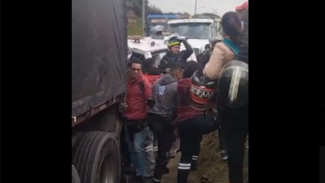 Atención: Choque ente ambulancia y camión causa gigantesco trancón sobre la avenida Boyacá