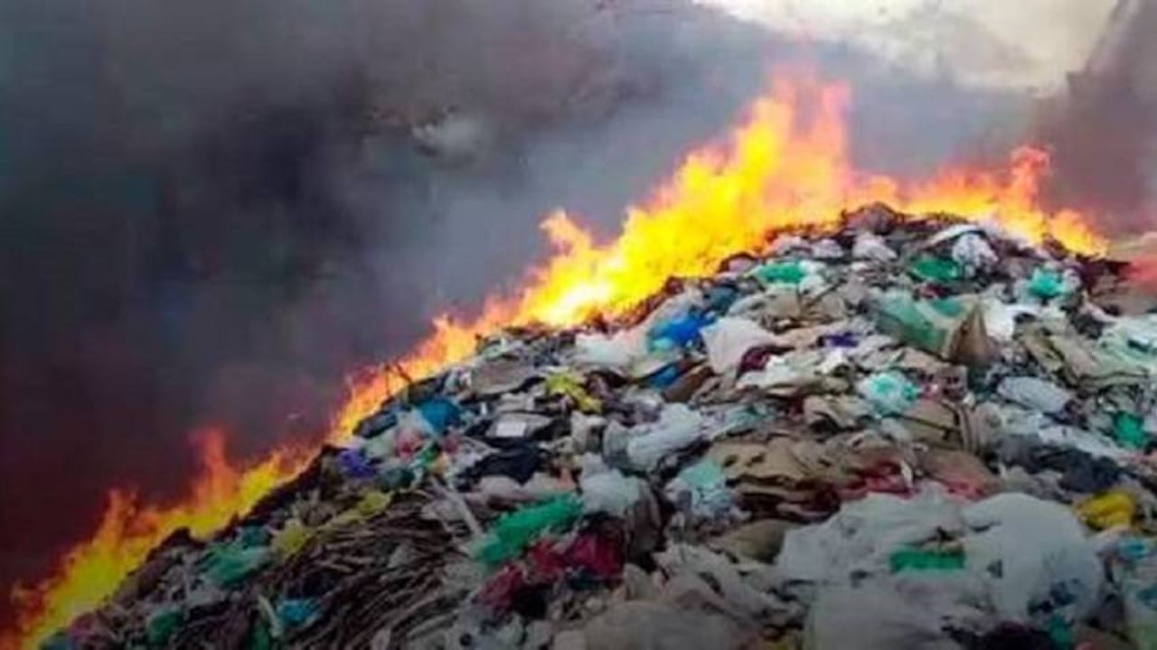 Los incendios en el basurero Magic Garden de San Andrés son frecuentes.