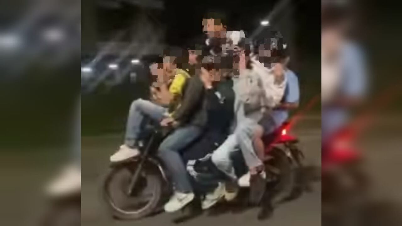 Buscan establecer la identidad de los jóvenes que aparecen montados en una motocicleta practicando maniobras peligrosas en la carretera