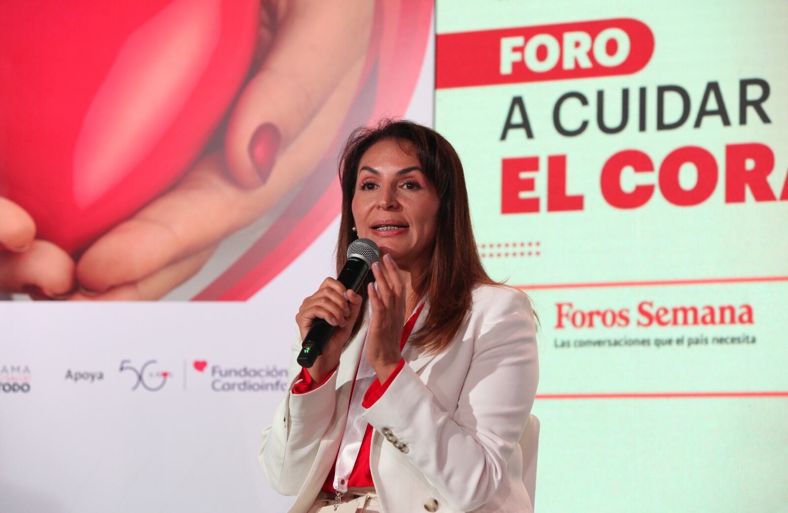 Ariel Soto, editor de Foros Semana; Adriana Torres, coordinadora del Programa de Recertificación Cardiopar de la Sociedad Colombiana de Cardiología;  Luisa Fernanda Muriel, directora ejecutiva de la Fundación Infantil Santiago Corazón; y Edwin Teodoro Ruiz, químico farmacéutico del programa Cuidamos Tu salud de Farmatodo.