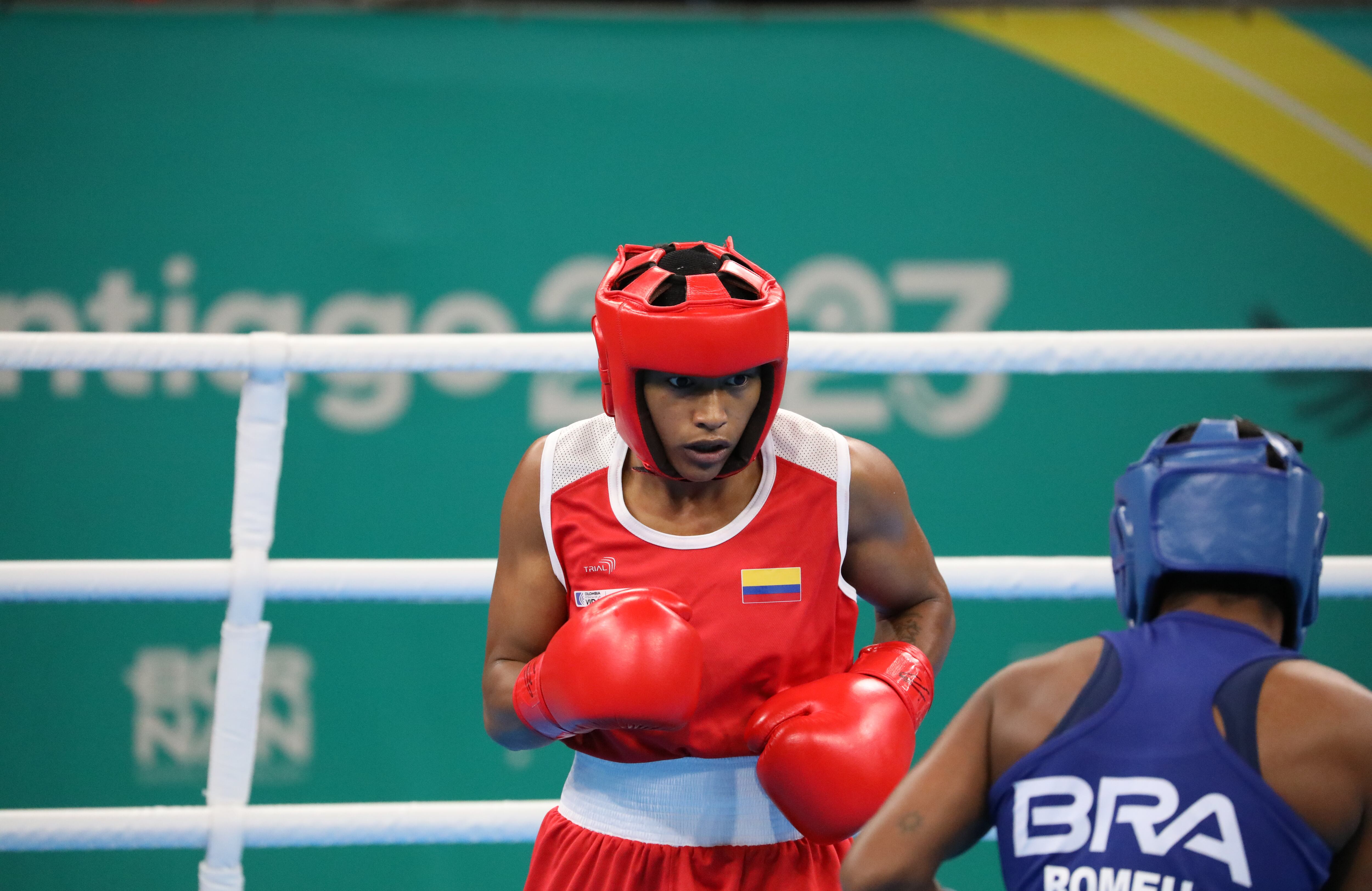 Valeria Arboleda, boxeadora colombiana durante un combate en los Juegos Panamericanos 2023.