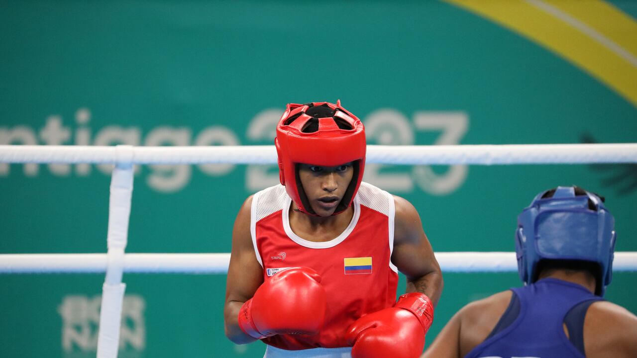 Valeria Arboleda, boxeadora colombiana durante un combate en los Juegos Panamericanos 2023.