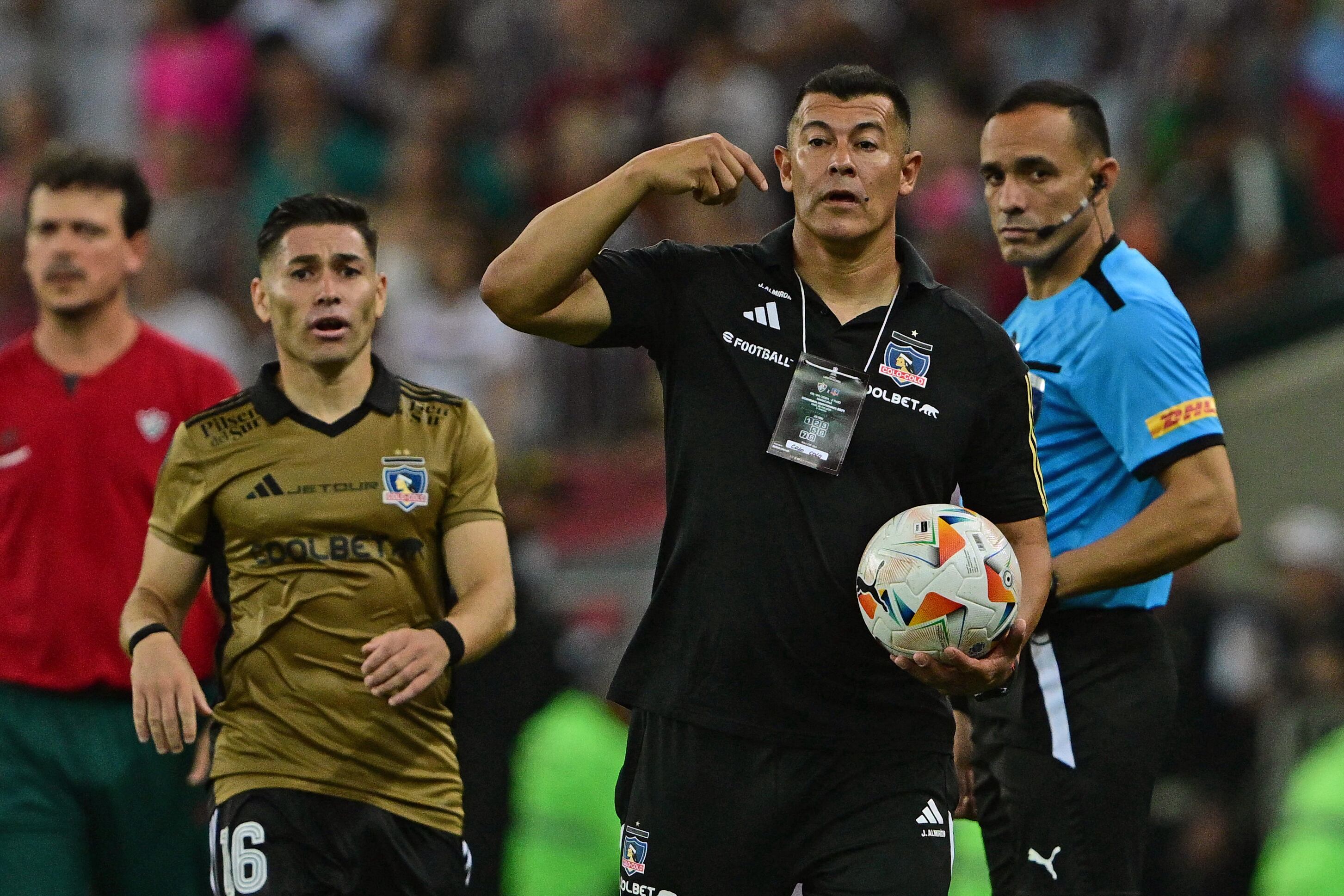 El técnico del Colo-Colo el argentino Jorge Almirón gesticula en el partido que se adelantó en el Estadio Maracana en Abril 9, 2024. (Photo by Pablo PORCIUNCULA / AFP)