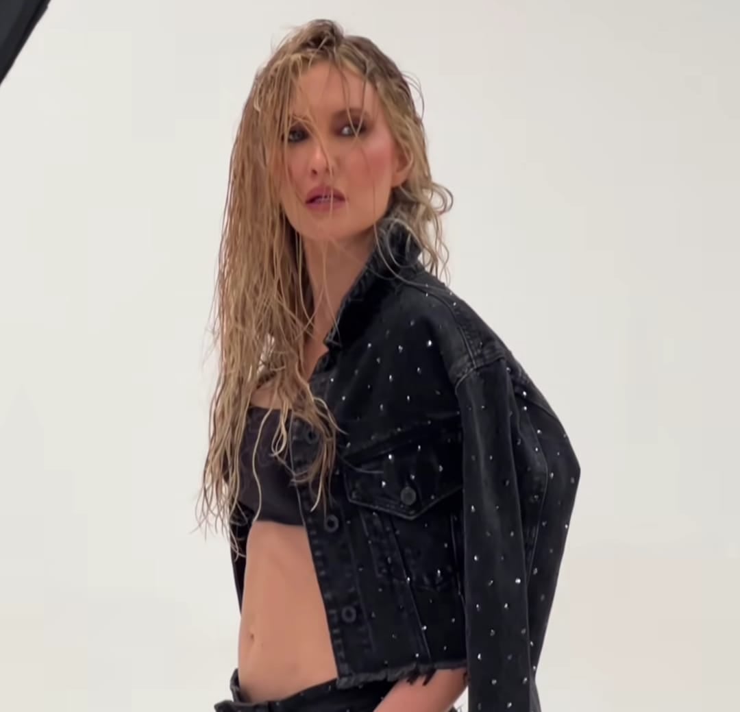 Lorelei Tarón lució hermosa y relajada durante la sesión de fotografía para una marca textil colombiana. Foto tomada de redes