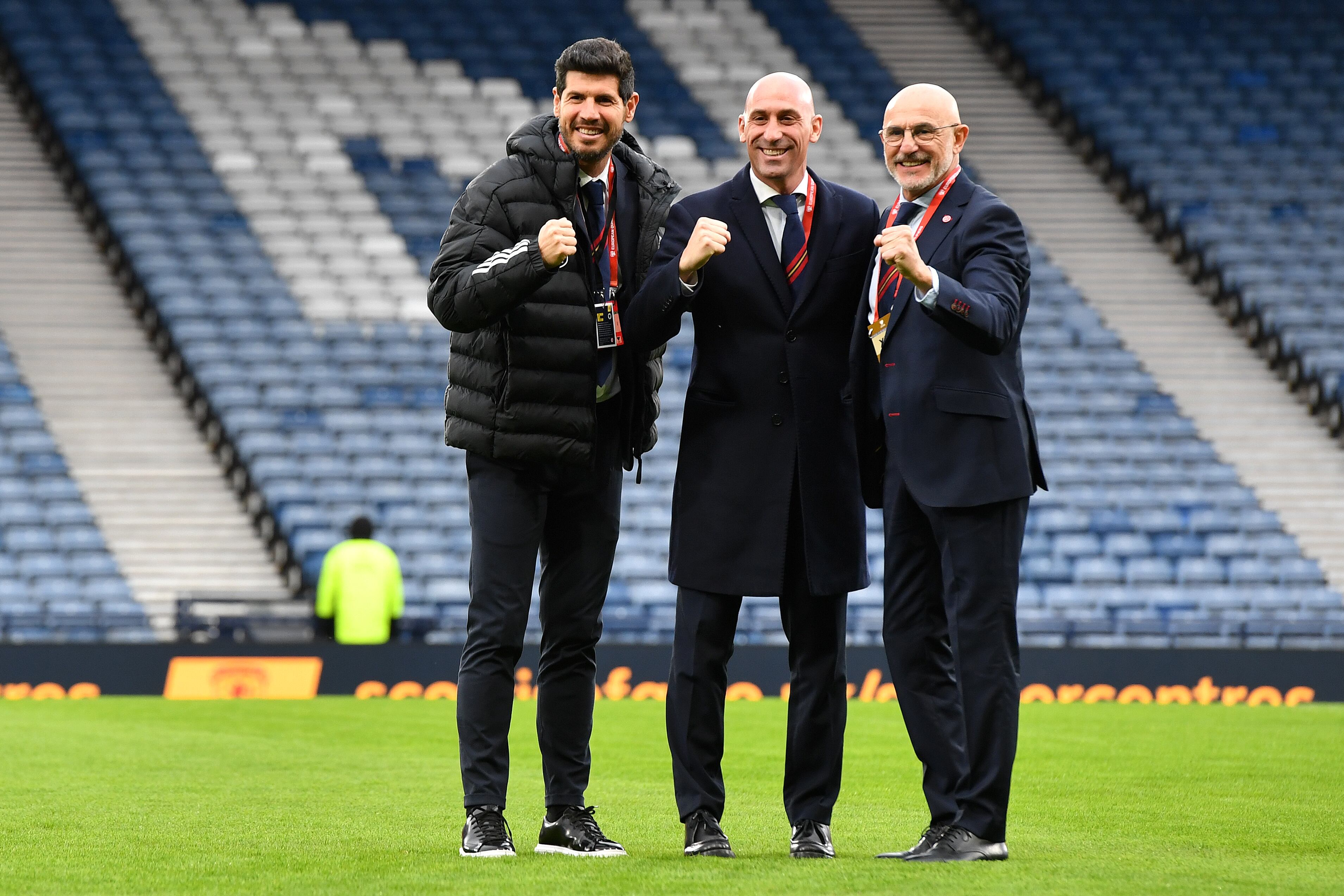 Luis Rubiales, ex presidente de la RFEF, a su izquierda Albert Luque y a su izquierda el seleccionador masculino, Luis de la Fuente.
