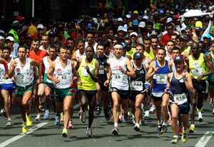 Los atletas kenianos Isaac Macharia y Lydia Cheromei ganaron la décima edición de la carrera Media Maratón (21 kilómetros) de Bogotá, Colombia, en las categorías masculina y femenina, respectivamente. El keniano Macharia se convirtió este domingo en cuádruple campeón de la Media Maratón de Bogotá, al cronometrar 1 hora 2 minutos y 49 segundos, mientras que Cheromei no tuvo dificultades para curzar en primer lugar la meta con un tiempo de 1 hora 12 minutos y 29 segundos. "Me sentí muy bien en toda la carrera y pude dosificar mis fuerzas a lo largo de los 21 kilómetros en los que el público ha sido espectacular", dijo Macharia, quien hace unas horas recibió el título de economista.