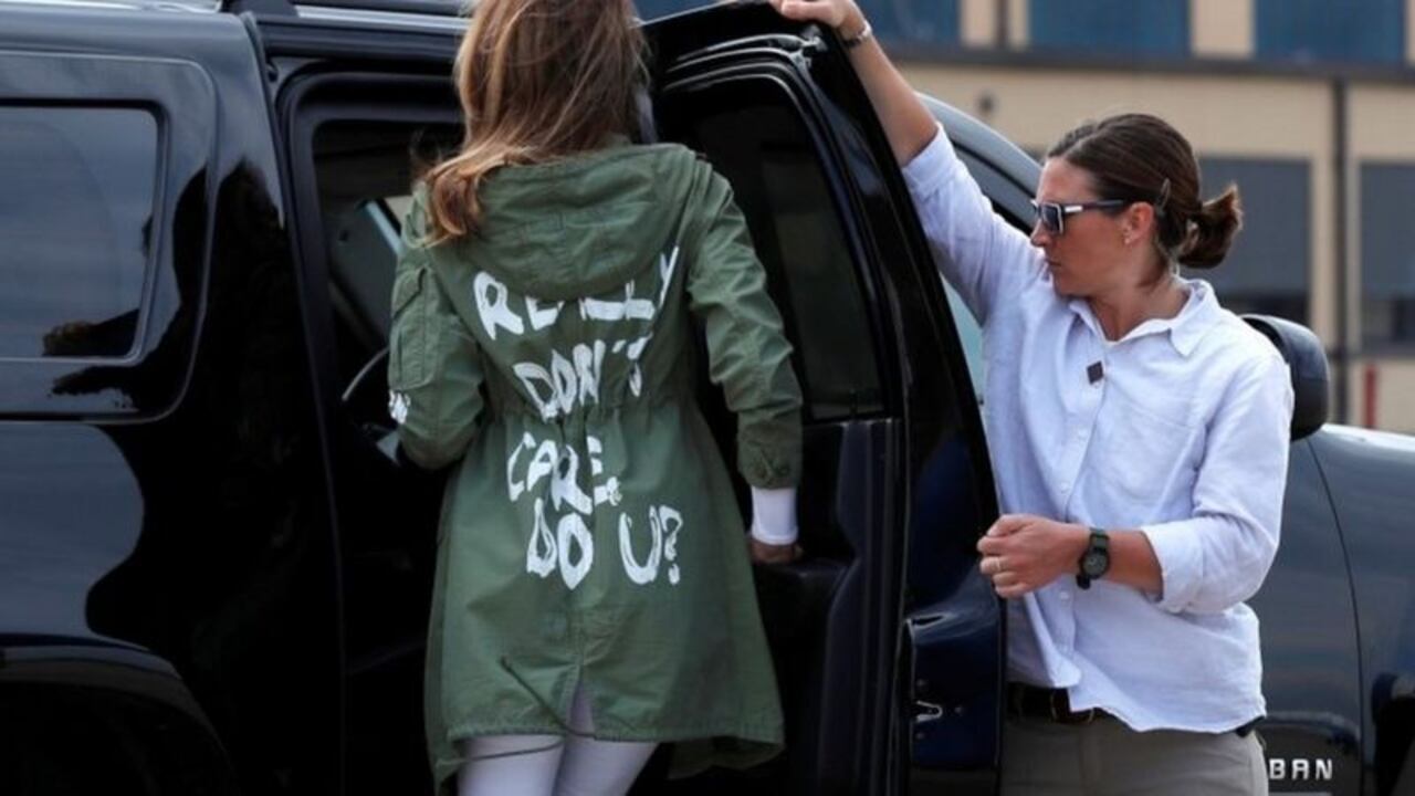 La primera dama llevó una chaqueta en la que se leía "Realmente no me importa, ¿y a ti?".