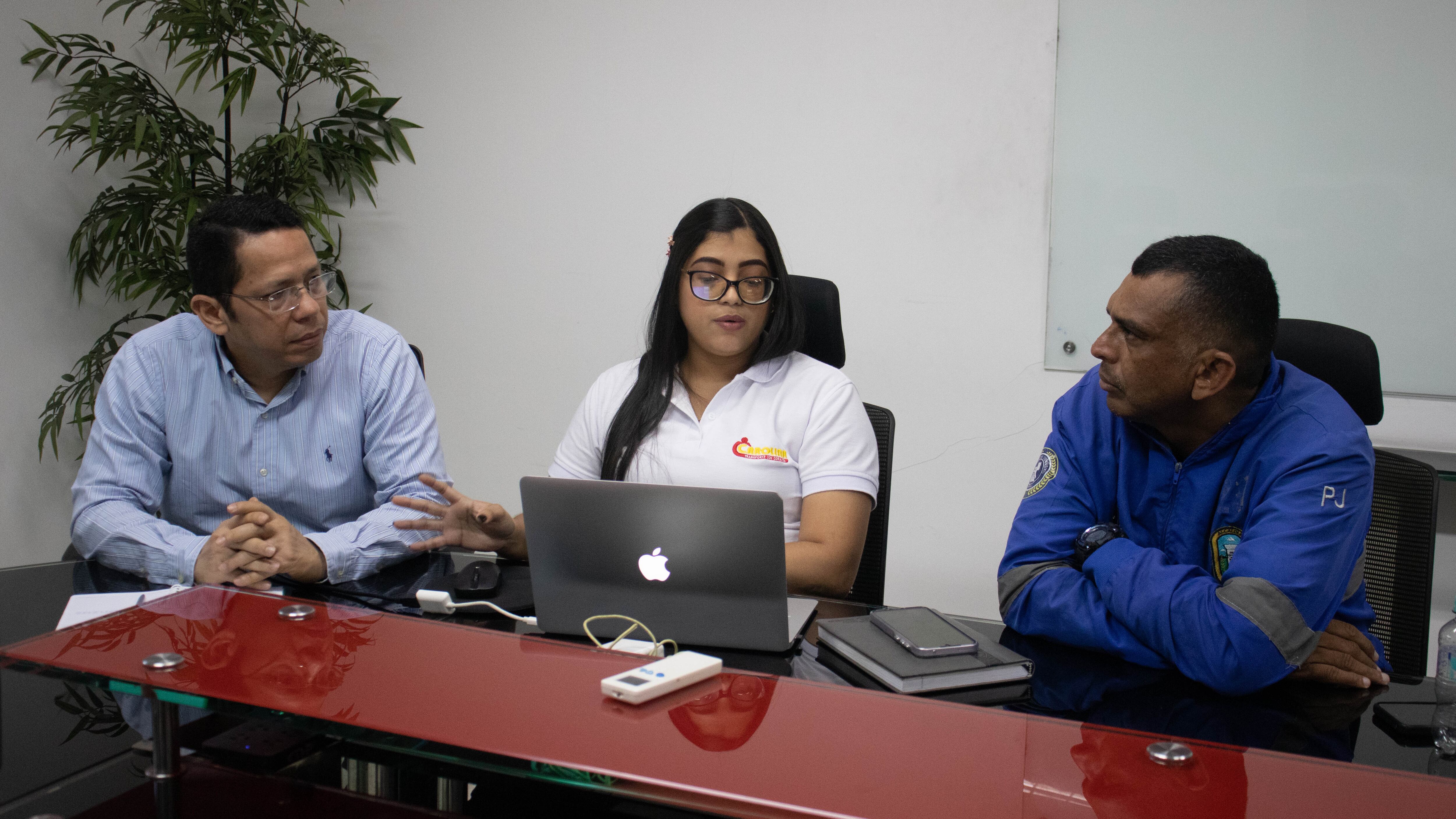 Agentes de Tránsito visitan las empresas de transporte público en Soledad.