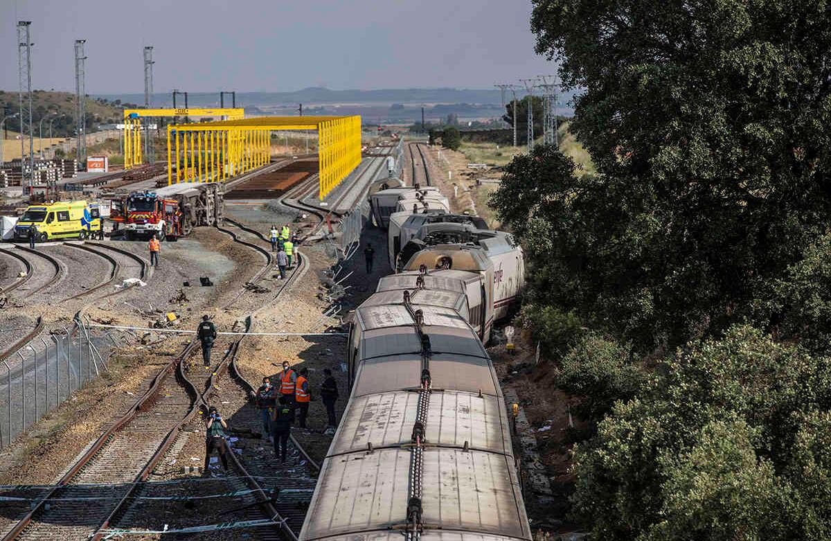 El conductor del carro falleció y todavía se desconoce por qué cayó desde un paso elevado ubicado encima de las vías férreas. La otra víctima fue un maquinista del tren. Foto: Emilio Fraile / AP