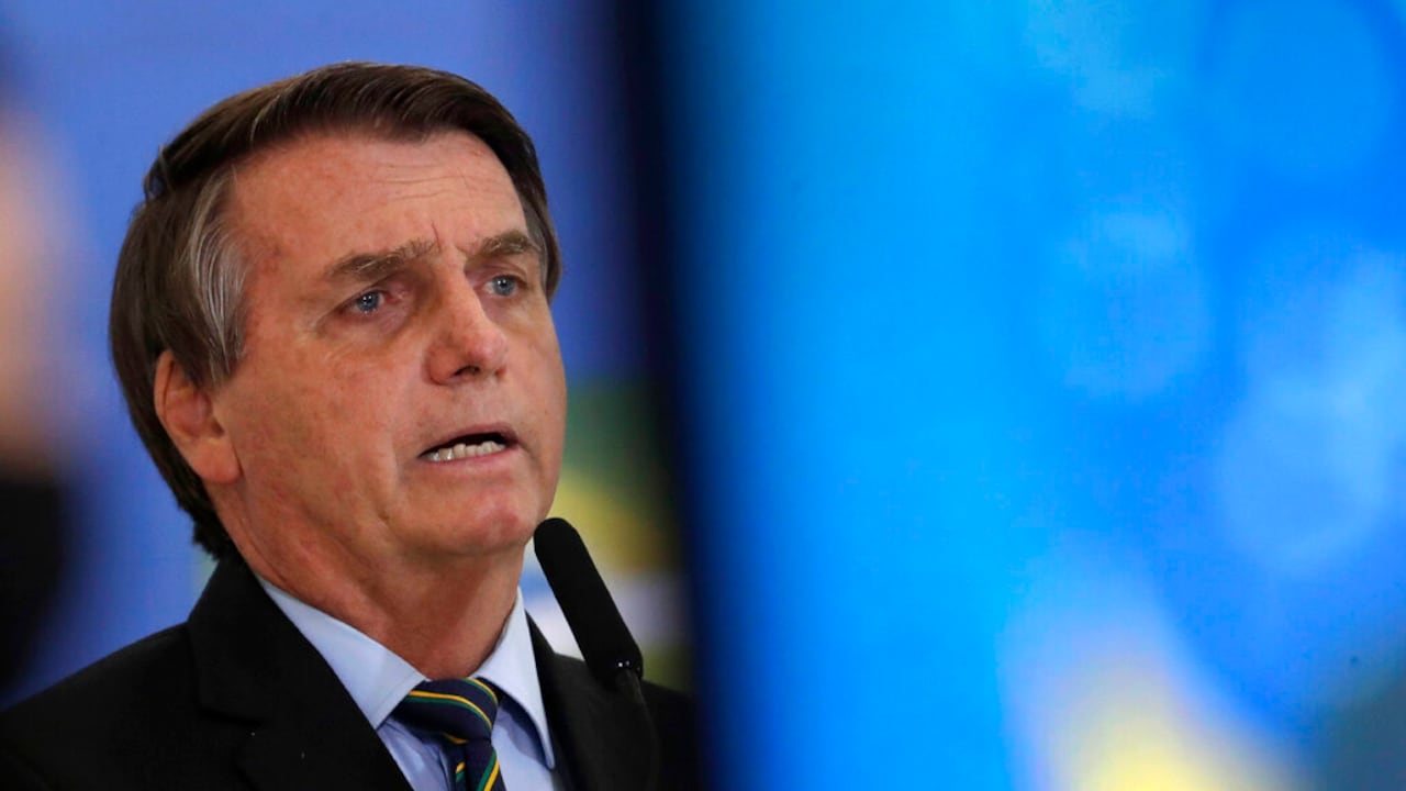Desde el Palacio de la Alvorada, el presidente de Brasil, Jair Bolsonaro, se pronuncia tras su derrota en las urnas a dos días de que Lula da Silva resultara ganador con un estrecho margen de diferencia. (AP Foto/Eraldo Peres)