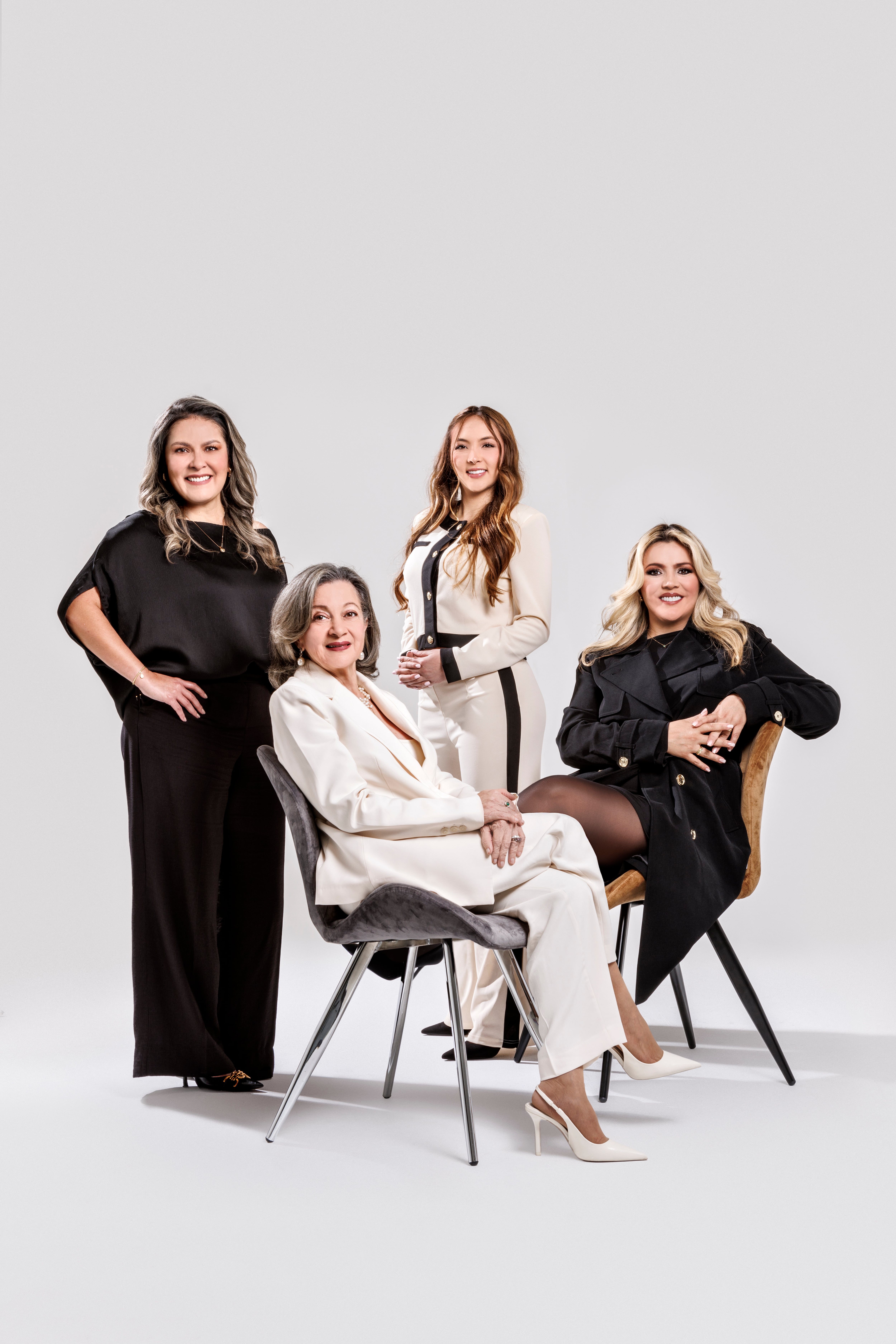 Grupo de la izquierda:
Sentadas: María Cristina Lesmes  y Mariana Rodríguez. De pie: Maria  Alejandra Ruiz Severino y Mariana Puerto.
Grupo de la derecha:
De pie: Gina Achury y Yanca Vanesa Miranda Londoño. Sentadas: Ana Catalina Echeverri y María Reina Andrade.