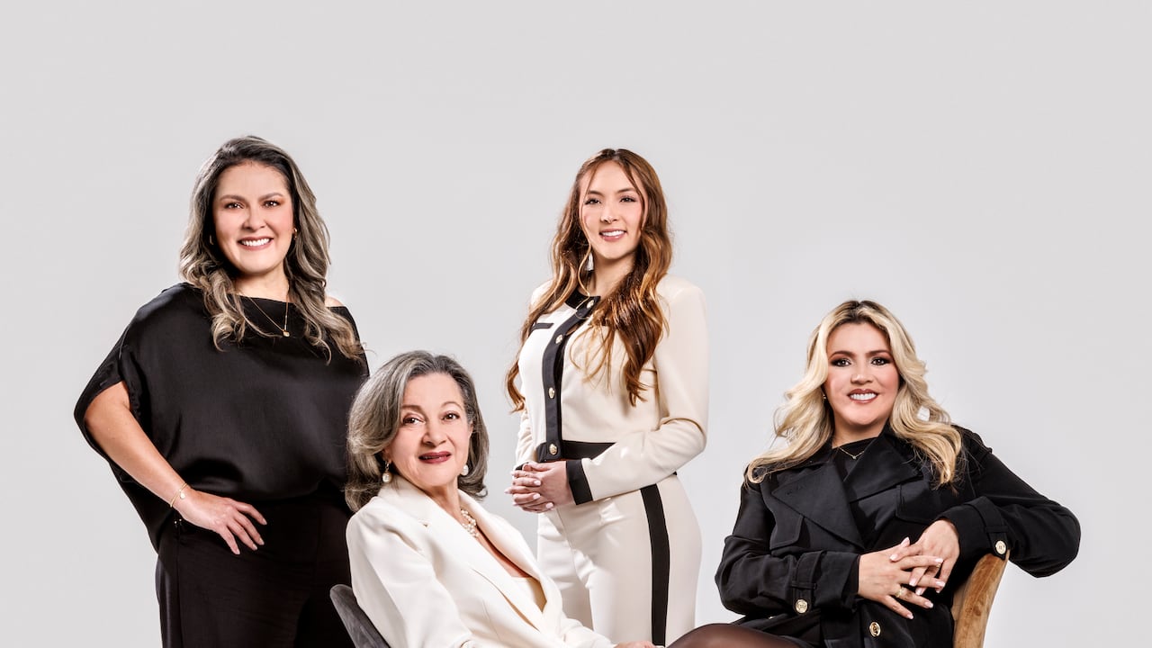 Grupo de la izquierda:
Sentadas: María Cristina Lesmes y Mariana Rodríguez. De pie: Maria Alejandra Ruiz Severino y Mariana Puerto.
Grupo de la derecha:
De pie: Gina Achury y Yanca Vanesa Miranda Londoño. Sentadas: Ana Catalina Echeverri y María Reina Andrade.