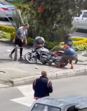 Con puños, patadas, un casco e incluso un cinturón, varios hombres arremetieron contra un presunto ladrón.