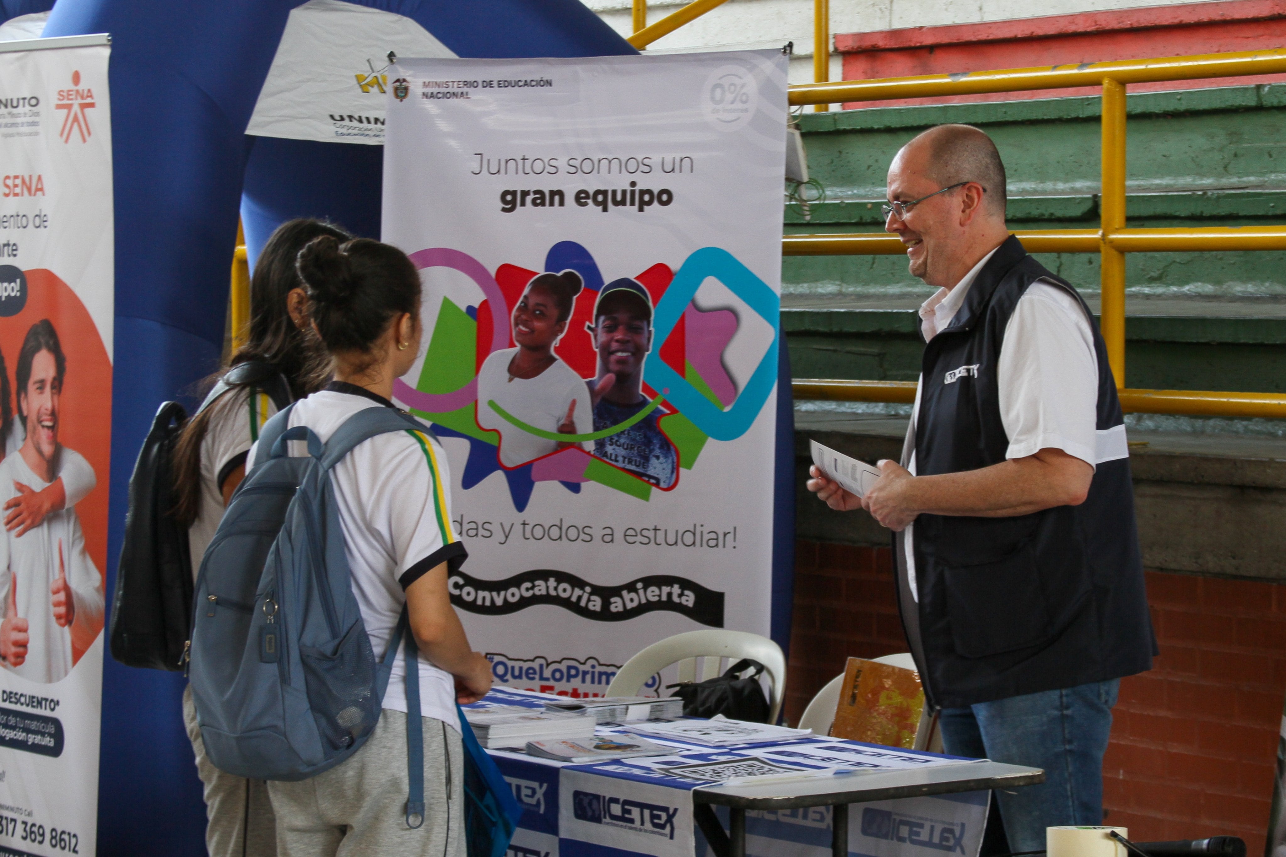 El fondo está dirigido a colombianos que estén certificados por el Registro Único del Fondo Víctimas -RUV- o sean reconocidos como tal en las Sentencias de Justicia y Paz, Restitución de Tierras, Jurisdicción Especial para la Paz o en las de la Corte Interamericana de Derechos Humanos.