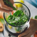 El batido de piña, apio y espinaca puede ayudar a bajar de peso.