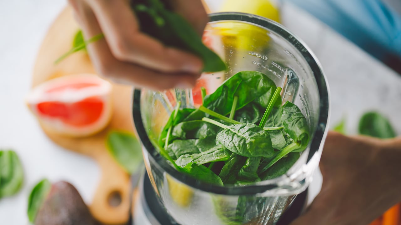 El batido de piña, apio y espinaca puede ayudar a bajar de peso.