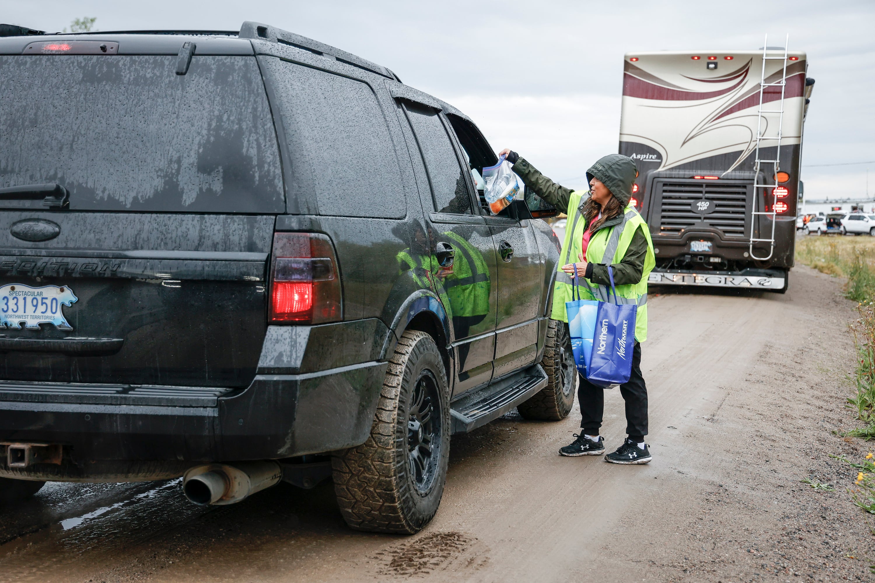 El fuego estaba a 16 kilómetros (10 millas) del extremo norte de Yellowknife el jueves y las autoridades estaban preocupadas por que los fuertes vientos del norte pudiesen empujar las llamas hacia la única carretera que permite huir de los incendios, que estaba atestada con largas caravanas de autos.