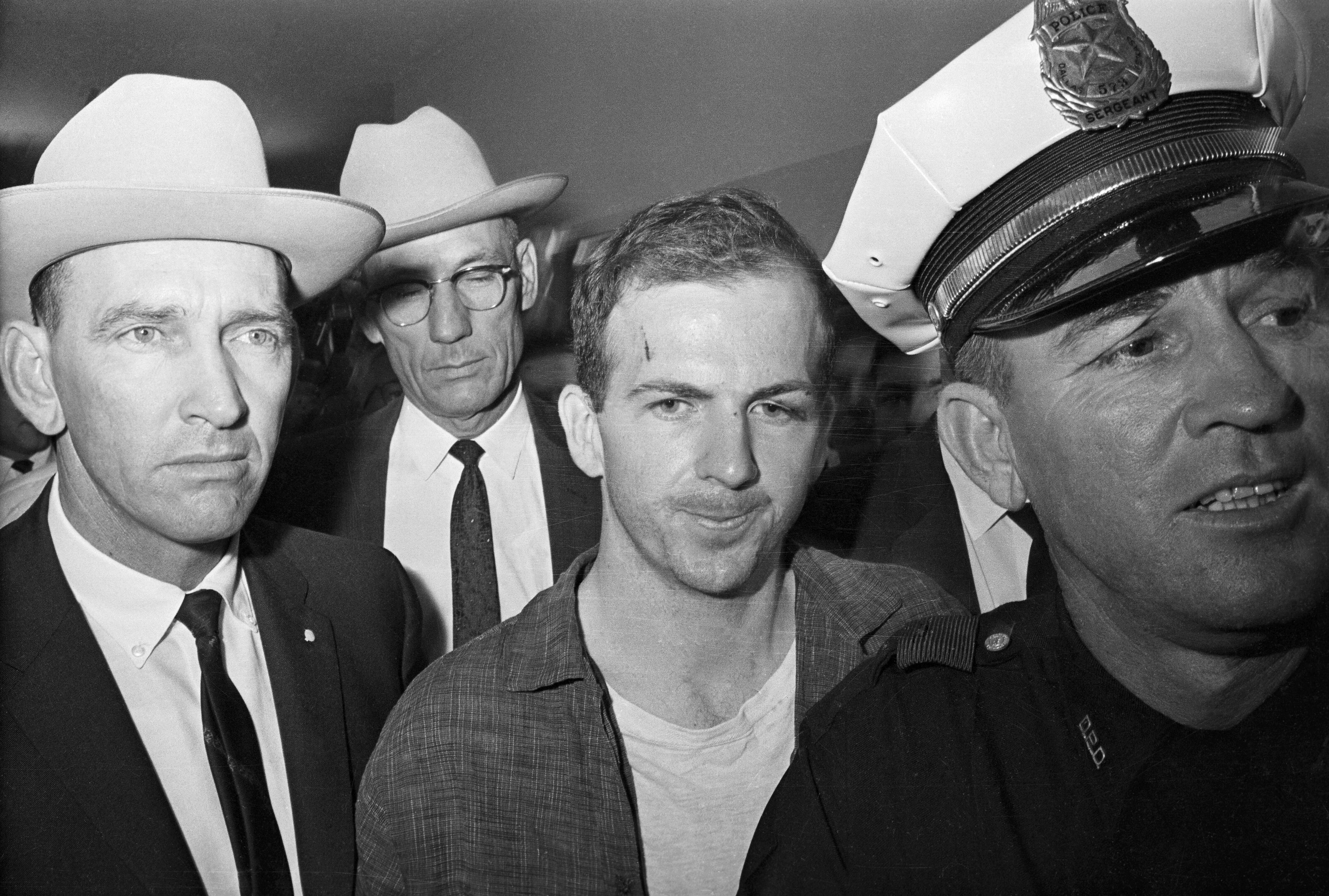 (Pie de foto original) Lee Harvey Oswald, exmarine de veinticuatro años, aparece aquí tras su arresto el 22 de noviembre. Recibió un corte en la frente y el ojo izquierdo morado en un forcejeo con los oficiales que lo arrestaron.