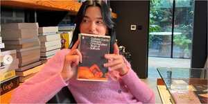 Dua Lipa con la versión en inglés de Cien años de soledad.