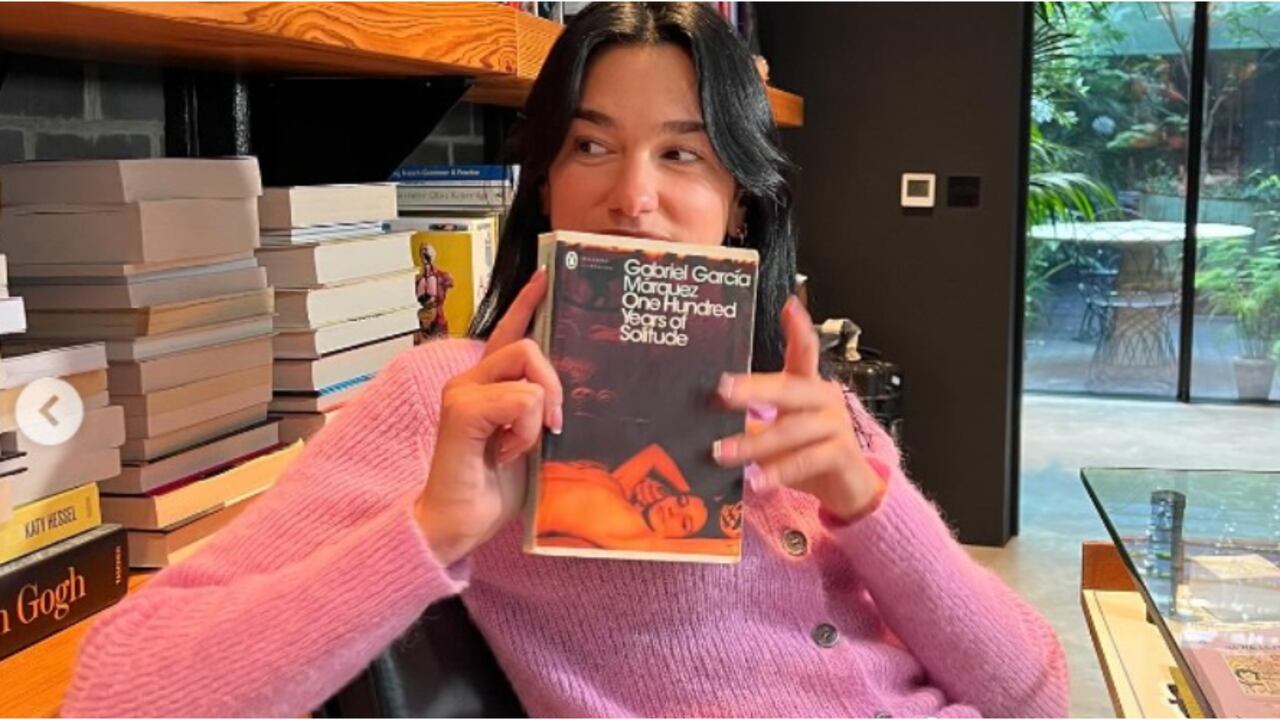 Dua Lipa con la versión en inglés de Cien años de soledad.