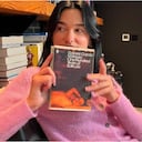 Dua Lipa con la versión en inglés de Cien años de soledad.