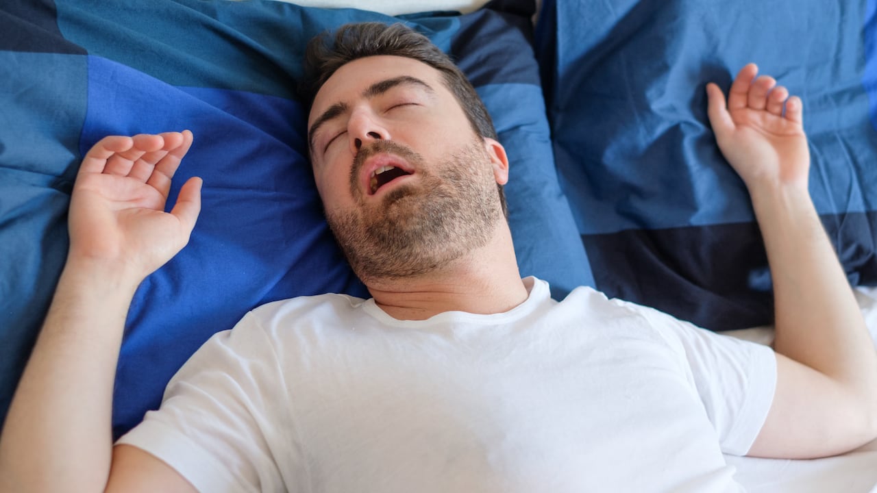 Consumir alimentos que ayuden a dormir bien le ayudarán a regular otras funciones del organismo.