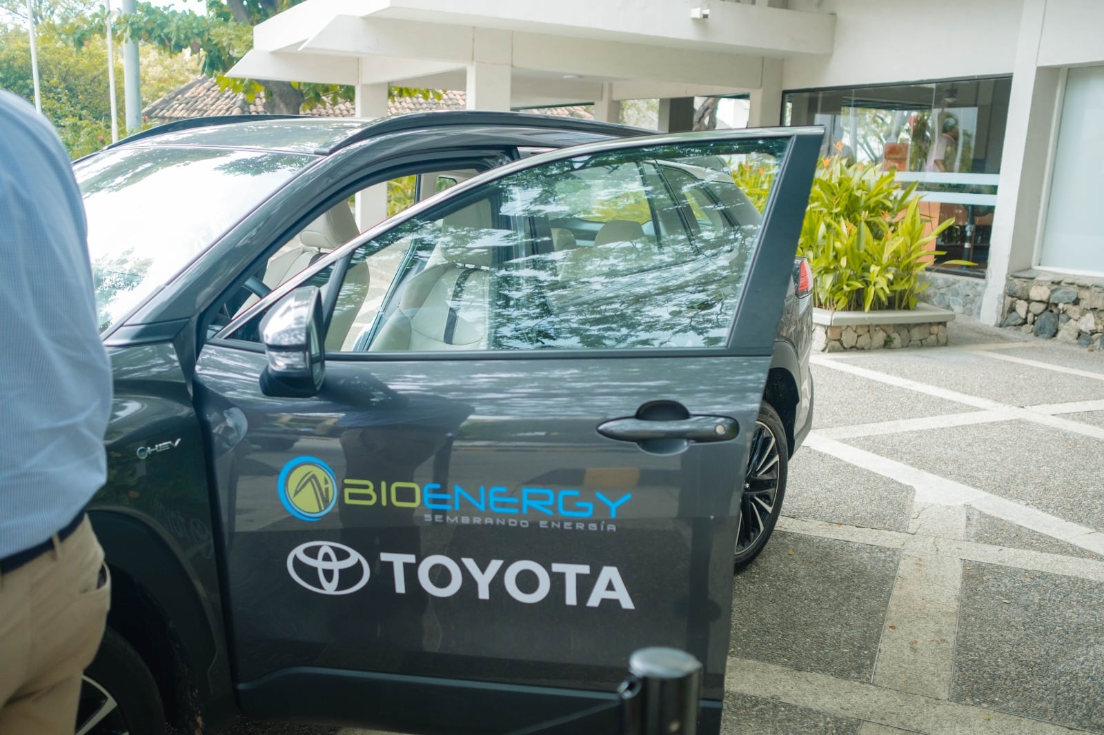 El Toyota Corolla Cross Hybrid Flex puede funcionar con bioetanol de caña de azúcar producido en Colombia.