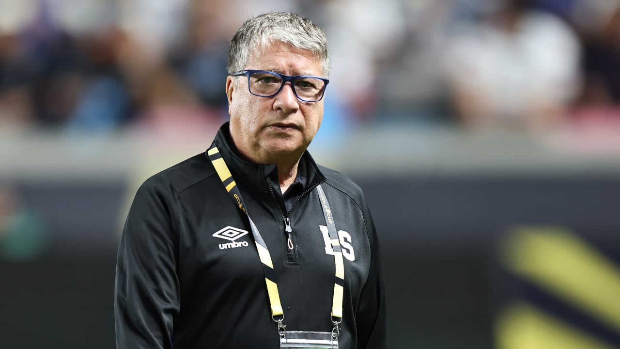 Bolillo Gómez, entrenador colombiano al servicio de El Salvador.