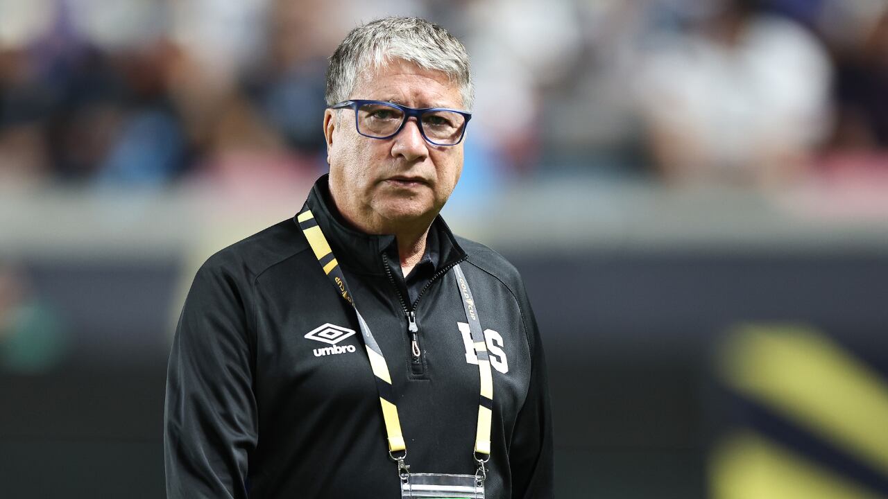 Bolillo Gómez, entrenador colombiano al servicio de El Salvador.