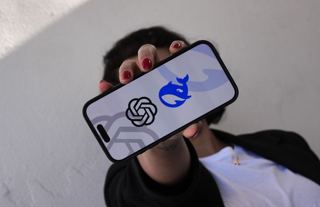 Una mujer sosteniendo un teléfono inteligente que muestra el logo 'deepseek' sobre un fondo neutral en Ankara, Turkiye, el 29 de enero de 2025. (Foto de Dilara Irem Sancar/Anadolu vía Getty Images)